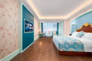 1 dormitorio con 1 cama grande y pared azul en Morning Hotel, Poyang Sports Center, en Poyang