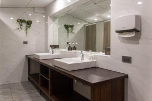 龍井區的住宿－圈圈宿QQs & 三點不陋SDBL，一间带两个盥洗盆和大镜子的浴室