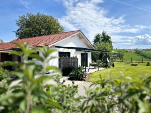 勒赫尔恩巴赫Gschwendnerhof Reitberger-Brandl的白色小屋 - 带花园和草坪