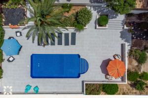 an overhead view of a swimming pool and umbrellas at Villa Corasol by Abahana Villas in Teulada