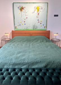 מיטה או מיטות בחדר ב-LUXUS sApartments in der Kunstvilla & kostenloses parken