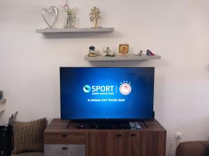 En TV eller et underholdningssystem på Quiet Family Apartment