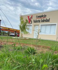 Un edificio con un cartel al costado. en Cvs, en Federación