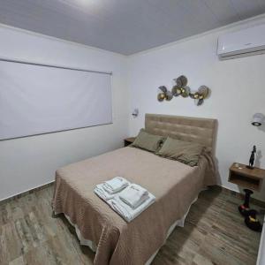 Un dormitorio con una cama con dos toallas encima. en Cvs, en Federación