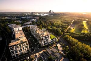 uma vista superior de uma cidade com um edifício em Sydney Olympic Park View Bliss Modern Design em Sydney