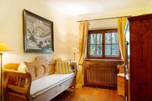 a bedroom with a wooden bench and a window at Ferienhaus Auszeithaus 