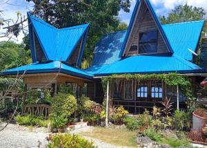 una casa con techo azul en Molinillo Vacation Cabin, 