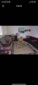 een woonkamer met banken en kussens op de vloer bij Casa de praia Tamandaré in Tamandaré