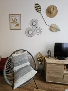 Una habitación con una silla de ratán y un televisor. en Prosecco di Abbazia, en Opatija 27 fotos más