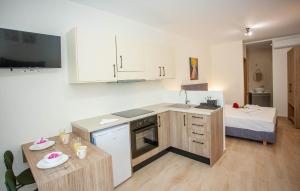 Virtuvė arba virtuvėlė apgyvendinimo įstaigoje AZOGIRE TRADITIONAL HOUSES 3Stars HOTEL