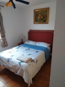 um quarto com uma cama com uma cabeceira vermelha em Lamedos em San Luis de Sabinillas