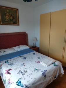 Un dormitorio con una cama con mariposas. en Lamedos en San Luis de Sabinillas