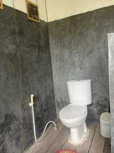 bagno con servizi igienici bianchi in camera di Villa Watumita Sikka a Hitokalak