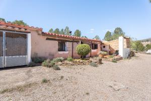 una casa con una puerta y un patio en El Cau, en La Torre d'En Besora