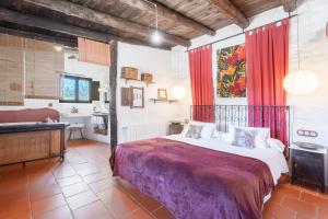 1 dormitorio con 1 cama y baño con lavamanos en El Cau, en La Torre d'En Besora