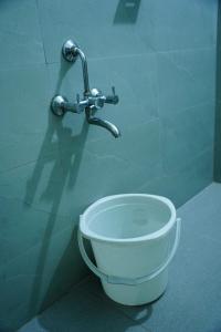 Park View Residency في بونديتْشيري: بالوعة في الحمام بها صنبور