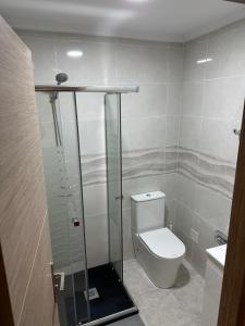 La salle de bains est pourvue de toilettes et d'une cabine de douche en verre. dans l'établissement Rural El Bosque, à Entrambasaguas