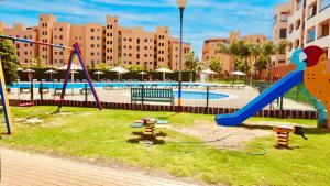 un parque con parque infantil con tobogán y piscina en Las Garzas, Isla Canela - By AC REAL, en Isla Canela