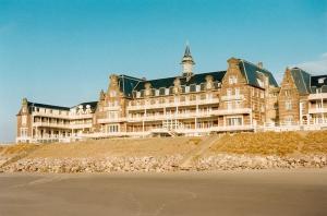 a large building sitting on top of a beach at Studio avec mezzanine Berck-Plage Hyper-centre in Berck-sur-Mer