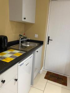 Suite near City, Science Park & Marshalls and close to Riverside walks的厨房或小厨房
