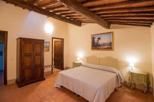 1 dormitorio con cama y techo de madera en Tabor~ Foresteria San Leolino a Panzano, en Pieve di Panzano