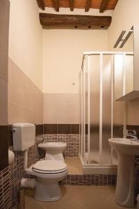 ein Bad mit einem WC, einer Dusche und einem Waschbecken in der Unterkunft Tabor~ Foresteria San Leolino a Panzano in Pieve di Panzano