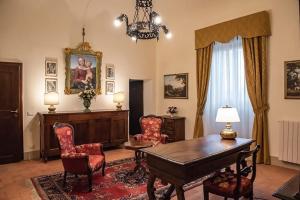 ein Wohnzimmer mit einem Holztisch und Stühlen in der Unterkunft Tabor~ Foresteria San Leolino a Panzano in Pieve di Panzano