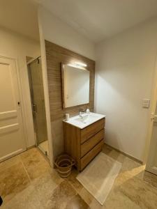 W łazience znajduje się umywalka i lustro. w obiekcie Maison de village rénovée avec vue mer exceptionnelle w miejscowości Sainte-Maxime