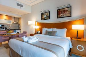 Кровать или кровати в номере Grand Bellevue Hotel Apartment Dubai
