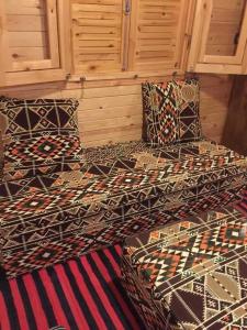 Łóżko lub łóżka w pokoju w obiekcie Fairouz