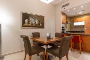 Кухня или мини-кухня в Grand Bellevue Hotel Apartment Dubai
