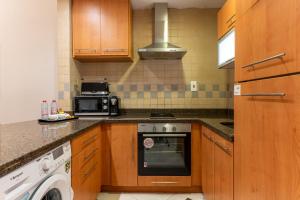 Кухня или мини-кухня в Grand Bellevue Hotel Apartment Dubai
