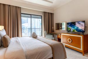 Телевизор и/или развлекательный центр в Grand Bellevue Hotel Apartment Dubai