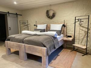 ein Schlafzimmer mit einem großen Bett in einem Zimmer in der Unterkunft Lark in Schleibnitz