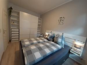 a bedroom with a bed with a checkered blanket at Gästewohnung zum Heiligen Grund in Meißen