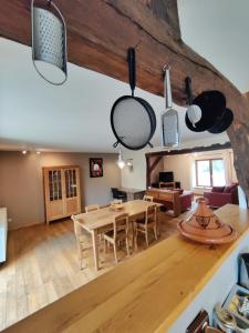 uma cozinha e sala de estar com mesa e utensílios em Duplex 130 m2 avec terrasse à Sassor (Theux) em Theux