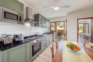 Køkken eller tekøkken på Villa Magraner by Sealand Villas + 18 billeder