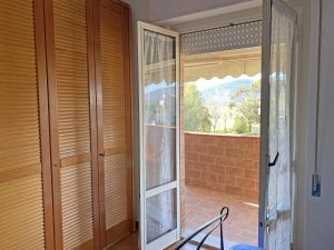 eine Glastür zu einem Balkon mit Aussicht in der Unterkunft La Perla di Luni Mare Casa Vacanze in Fiumaretta di Ameglia