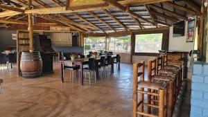 een kamer met tafels en stoelen en een wijnvat bij Luxury Tents Belabela Resort Warmbath in Bela-Bela