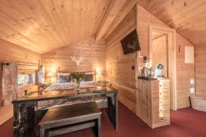 een slaapkamer met een bureau in een houten hut bij Les Mazots du Victoria in Chalais