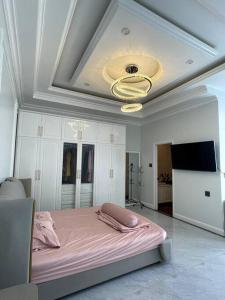 een slaapkamer met een bed, een televisie en een plafond bij Villa for rent in Tra Vinh City in Xóm Vàng
