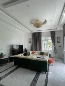 sala de estar con sofá y TV en Villa for rent in Tra Vinh City en Xóm Vàng