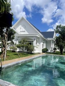 een groot zwembad voor een huis bij Villa for rent in Tra Vinh City in Xóm Vàng