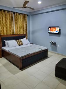 Anaji的住宿－Thy Favour Hotel，蓝色客房中一间带床的卧室