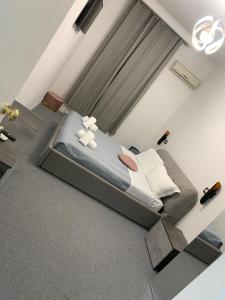 ローマにあるRosa Italia Hotel Romaの部屋にベッドがある寝室