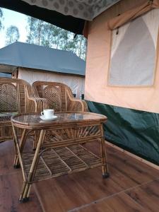 una mesa y sillas frente a una tienda en Pulastya Wellness Resort, en Sahāranpur