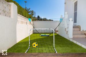 ベニッサにあるVilla Daisy by Abahana Villasの庭のゴールのサッカーボール