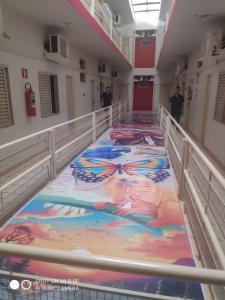 un pasillo con una pintura en el suelo de un hospital en Hotel Apiacas, en Ribeirão Preto