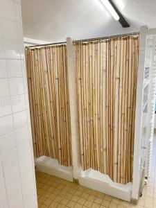 baño con cortinas de bambú en una habitación en Maison de 7 chambres avec jardin clos et wifi a Viarmes, en Viarmes