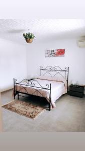 1 dormitorio con 1 cama con una maceta en la pared en M&C Rooms di Claudia en Fiumicino